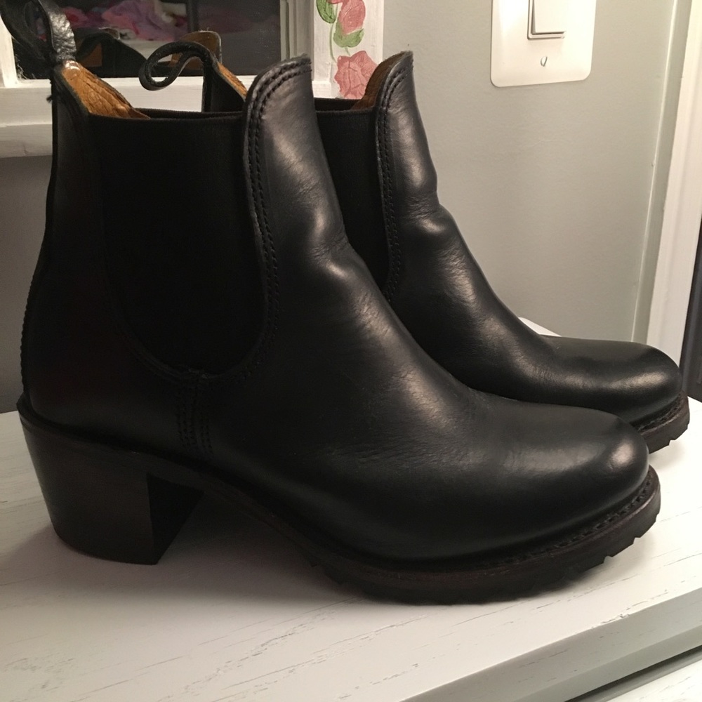 Frye Sabrina Chelsea Boots